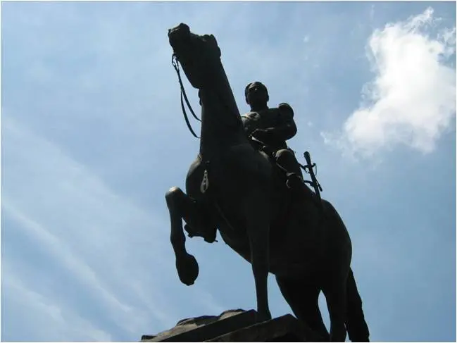 Detalle del monumento al general José María Reina Barrios, en la Avenida de la Reforma, zona 10. (Fotografía de Rodrigo Fernández Ordóñez).