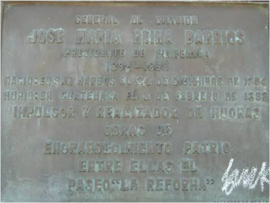 Placa colocada en el pedestal del monumento al general José María Reina Barrios, en la Avenida de la Reforma, zona 10. (Fotografía de Rodrigo Fernández Ordóñez).