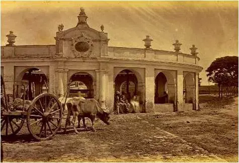 Hermosa fotografía del último cuarto del siglo XIX de la Fuente del Perú, que estuvo ubicada en la actual 18 calle y 5 avenida de la zona 1. Según explica el cronista de la ciudad Miguel Álvarez, se llamó así a la fuente pública por estar en el camino real que llevaba a ese territorio español en América del Sur.