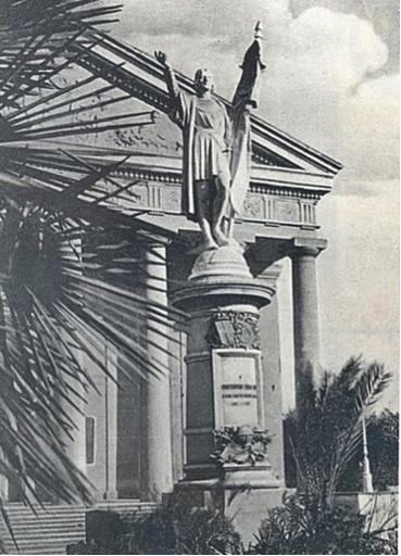 Monumento a Cristóbal Colón, en mármol de Carrara, obsequio de la colonia italiana a la república de Guatemala. Se colocó la primera piedra en una plazoleta frente al Teatro Nacional, el día 12 de octubre de 1892, como parte de los festejos al Cuarto Centenario del descubrimiento de América, en presencia del presidente Reina Barrios y su gabinete de gobierno.