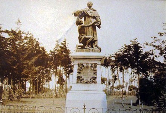 Regalo de la Colonia Española a la república de Guatemala, la primera piedra fue colocada el día 12 de octubre de 1892. Estatua de Tomás Mur en memoria de Fray Bartolomé de las Casas y la conquista pacífica de las Verapaces por los frailes dominicos. Actualmente se levanta en el atrio de la Basílica de Nuestra Señora del Rosario (antiguo templo de Santo Domingo), en el Centro Histórico de ciudad de Guatemala.
