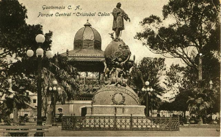 Otra perspectiva del hermoso monumento dedicado a Colón, en donde puede contemplarse también el resto de decoración del Parque Central, como la reja de hierro protectora del monumento, el basamento de mármol que sirve de pedestal, las bancas, las hermosas lámparas y a espaldas del almirante, el kiosco de hierro de Manuel Ayau. El monumento fue trasladado al Parque Jocotenango para darle lugar a la Fuente Luminosa de Ubico, a juego con el Palacio Nacional inaugurado en 1943. En 1964 fue ubicado por la municipalidad de forma definitiva en la Avenida de Las Américas.