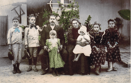 Inmigrantes italianos establecidos en la provincia de Santa Fe, Argentina, en una fotografía de 1909. Grupos familiares similares desembarcaron en Guatemala en tres oleadas durante finales del siglo XIX y principios del siglo XX.