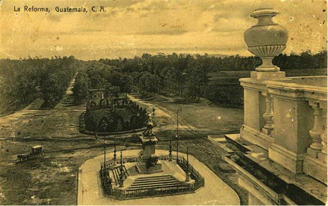 Imponente panorámica del Paseo de la Reforma y su jardín circundante, tomada desde la terraza del Palacio de la Reforma. Fotografía de Valdeavellano.