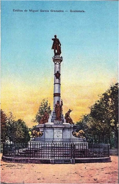 Hermosa fotografía de la columna dedicada al general Miguel García Granados al inicio del boulevard 30 de junio (hoy avenida Reforma), pintada a mano según la costumbre de la época, monumento que aún sobrevive en su sitio original.