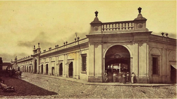 Impresionante fotografía de la fachada principal del Mercado Central, que antes de ser inaugurado sirvió como cuartel de las tropas liberales que ocuparon ciudad de Guatemala el día 30 de junio de 1871, tras derrotar a las fuerzas del general Vicente Cerna en la batalla de los llanos de San Lucas el día anterior.