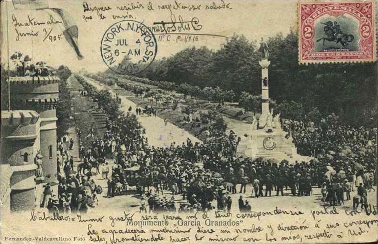 Conmemoración del triunfo de la Revolución Liberal a los pies del monumento de la Patria al general Miguel García Granados, y que continúa decorando el inicio de la Avenida Reforma en nuestros días. Al fondo del boulevard se puede ver la silueta del Palacio de la Reforma, hermosa construcción totalmente destruida por los terremotos de 1917-1918. (Fotografía de Valdeavellano).