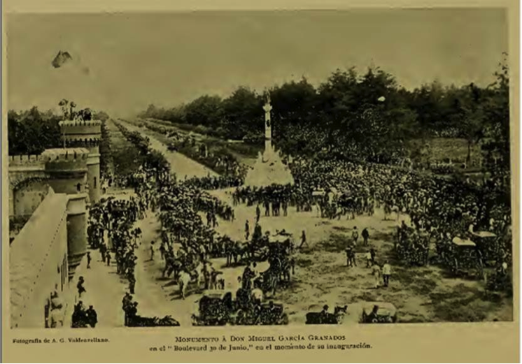 Columna levantada en honor del general Miguel García Granados, uno de los cabecillas de la revolución liberal. La columna fue diseñada por Francisco Durini Vasalli, y la estatua del general que domina el monumento fue ejecutada por el escultor Adriático Froli. La fotografía corresponde al día de su inauguración, el 30 de junio de 1896, conmemorando los 25 años del triunfo liberal.