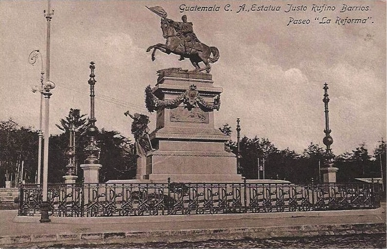 Imponente conjunto escultórico levantado en honor al general Justo Rufino Barrios, el segundo cabecilla de la revolución liberal. El monumento obedece al diseño de Francisco Durini Vasalli, y fue instalado originalmente en una plazoleta frente a la majestuosa fachada del Palacio de la Reforma, en el extremo sur del boulevard 30 de junio. Tras su parcial destrucción por los terremotos de 1917-1918, el monumento permaneció en una bodega por años.