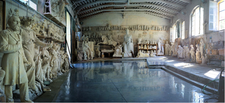 Interesante fotografía del Studio Nicoli, con 150 años de existencia y establecido en el centro de la ciudad de Carrara. En la pared del fondo se puede observar el modelo en yeso (asumo yo) de la estatua ecuestre del general Justo Rufino Barrios.