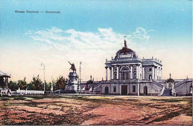 Palacio de la Reforma, en el extremo sur del boulevard 30 de junio. De estilo renacentista, era el telón de fondo del monumento al general Justo Rufino Barrios. El palacio, diseñado por el arquitecto italiano Francisco Durini Vasalli, fue inaugurado el 30 de junio de 1896 y sirvió como salón de recepciones y en su interior se sirvió un coctel luego de inaugurado el monumento a Barrios, el 30 de junio de 1897. Luego albergó al Museo Nacional de Historia. El hermoso edificio fue totalmente destruido por los terremotos de 1917-1918. Como detalles interesantes de esta fotografía se puede observar en el extremo izquierdo el perfil de un hermoso quiosco, y en la esquina inferior derecha se pueden observar los rieles por los que corría el “Decauville”, un pequeño tren de pasajeros que recorría toda la extensión del boulevard y que quedó inservible luego de ser utilizado para liberar de ripio la ciudad tras los terremotos. Los escombros se vertieron en la barranquilla, a un costado del actual Estadio Mateo Flores.