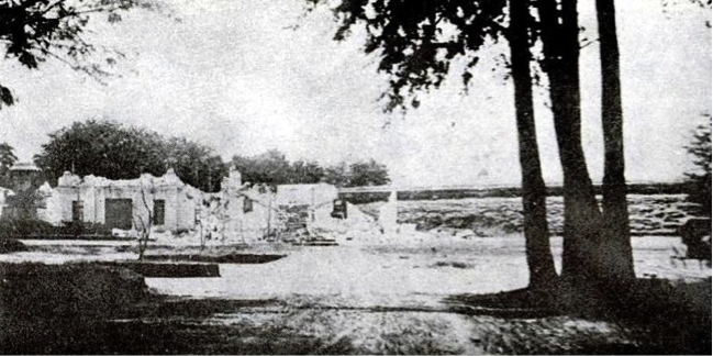 Dramática fotografía en la que se puede apreciar el estado en que quedó el Palacio de la Reforma tras los terremotos de diciembre de 1917 y enero de 1918. Como se puede observar, la destrucción del edificio fue total.
