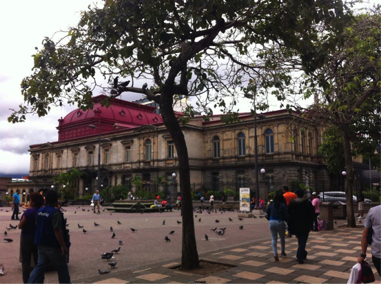 Vista lateral del Teatro Nacional, sobresale la hermosa estructura de hierro sobre el techo. (Fotografía de RF).