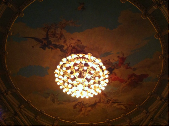 Interior de la sala principal del Teatro Nacional, un hermoso fresco preside el espacio, en el que destaca la fama, con una trompeta en la esquina superior izquierda, como dirigiendo a los demás personajes. (Fotografía RF).
