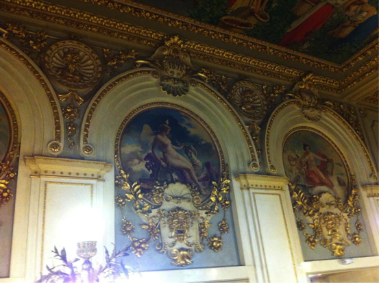 Entrada al segundo piso, coronada por tres medallones, obras del pincel español de Tomás Povedano, alegoría del Comercio, el arte y la industria. En la fotografía solamente se aprecian las dos últimas. (Fotografía RF).