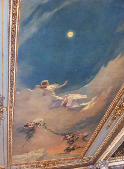 Hermosa pintura que decora uno de los tres plafones del techo del Foyer. Titulada “La noche” (otros la llaman el beso), está acompañada de otras obras de hermosa ejecución de la Aurora y el Mediodía, todas pintadas por el artista italiano Luigi Vignani. (Fotografía de RF).