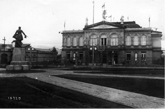 Fachada del Teatro Nacional de Costa Rica. Resaltan en el primer piso las dos esculturas blancas colocadas en sus nichos, elaboradas por Adriático Froli, a la izquierda, Beethoven y a la derecha Calderón de la Barca. Sobre el tímpano, las esculturas de Pietro Bulgarelli que representan, de izquierda a derecha, a la danza, la fama y la música.