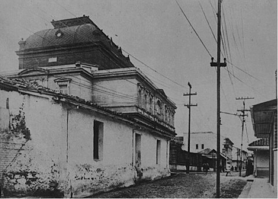 Parte trasera del Teatro Nacional. Esta calle pone de manifiesto el poco desarrollo urbano de la ciudad de San José, contrastando con la majestuosidad de su Teatro.