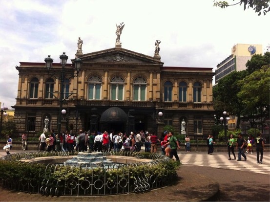 Fachada del Teatro Nacional en la actualidad. Las estatuas originales de Bulgarelli han sido retiradas al interior, y sustituidas por réplicas. La fama preside actualmente el lujoso Foyer, en el segundo nivel. (Fotografía de RF).