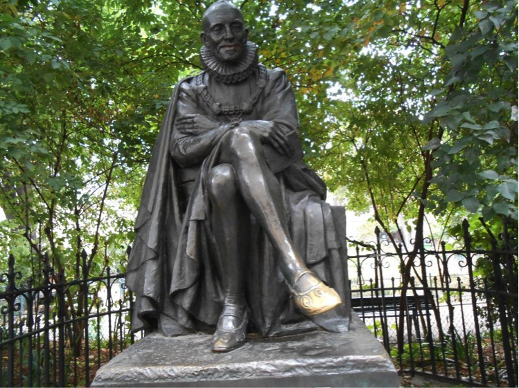 Estatua del escritor Michel de Montaigne en la entrada principal a la Universidad de la Sorbona, en París, sobre la Rue des Écoles, frente a un pequeño parque. “Yo no veo a ninguno de los labriegos vecinos míos entrar en reflexiones sobre la manera y actitud con que pasarán esta última hora; la Naturaleza les enseña a no pensar en la muerte sino cuando mueren, y entonces ellos lo hacen con mejor gracia que Aristóteles”, escribía en uno de sus ensayos.