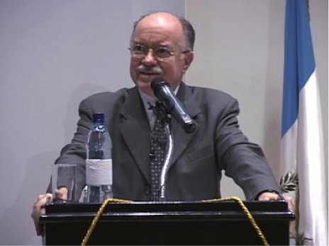 El autor durante el acto de recibimiento del premio del mejor autor del año, entregado por la Facultad de Derecho de la UFM, por la publicación de Un sueño de Primavera en 2012.