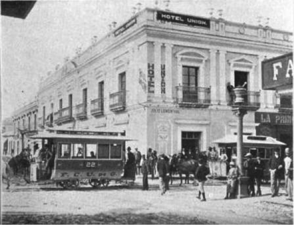 Hermosa fotografía del Hotel Unión, con tranvías de mulas al frente, año y autor desconocidos.