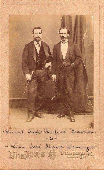 Fotografía del general Justo Rufino Barrios, acompañado de don José María Samayoa, fotografía del estudio de Emilio Herbruger e hijos.