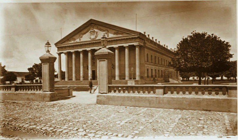 Frontispicio del Teatro Nacional, (antes Teatro Rafael Carrera y luego Teatro Colón), fotografía de Eadward Muybridge, 1875.