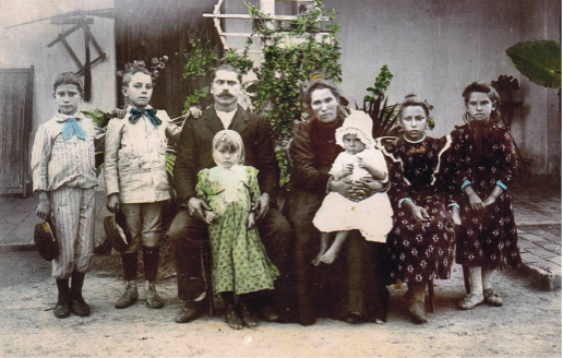 Inmigrantes italianos establecidos en la provincia de Santa Fe, Argentina, en una fotografía de 1909. Grupos familiares similares desembarcaron en Guatemala en tres oleadas durante finales del siglo XIX y principios del siglo XX. 