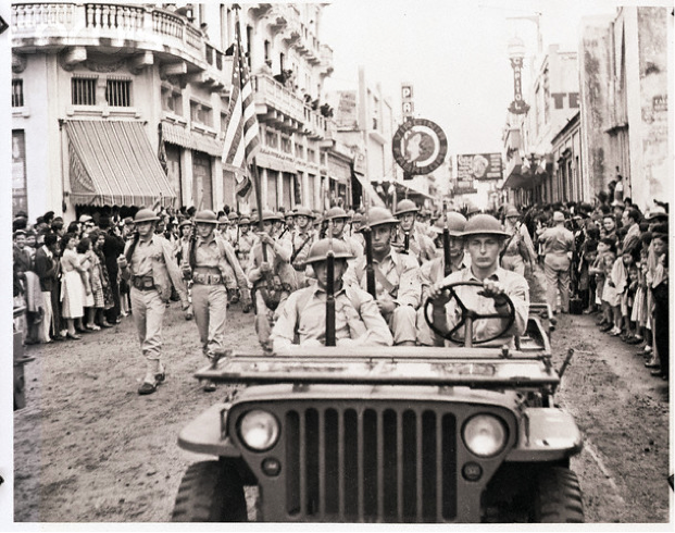Tropas norteamericanas estacionadas en Guatemala desfilan por la sexta avenida (sin fecha). Los Estados Unidos establecieron tres bases aéreas y destinaron tropas de combate a nuestro país, a partir de enero de 1940.