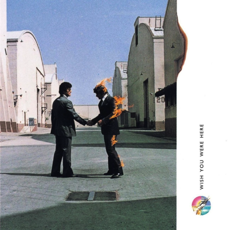 Portada del disco "Wish you were here", lanzado en 1975, en un sentido homenaje al fundador de Pink Floyd, el enigmático Syd Barret. La portada del disco, de Storm Thorgerson, necesitó que un doble de riesgo usara un traje ignífugo.