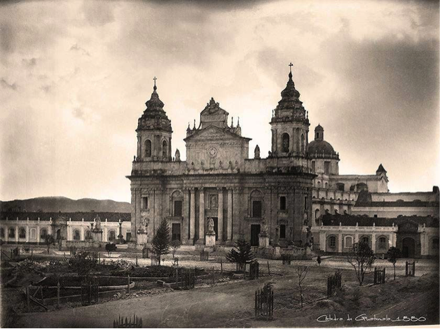 Impresionante fotografía de la Catedral Metropolitana y su plaza central en obras, en proceso de convertirse en parque, a juzgar por las jardineras que se dibujan ya a la izquierda. Fechada en 1880, sin identificación del autor.