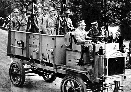Transporte motorizado de tropa en un desfile en las calles de ciudad de Guatemala, década de 1920.